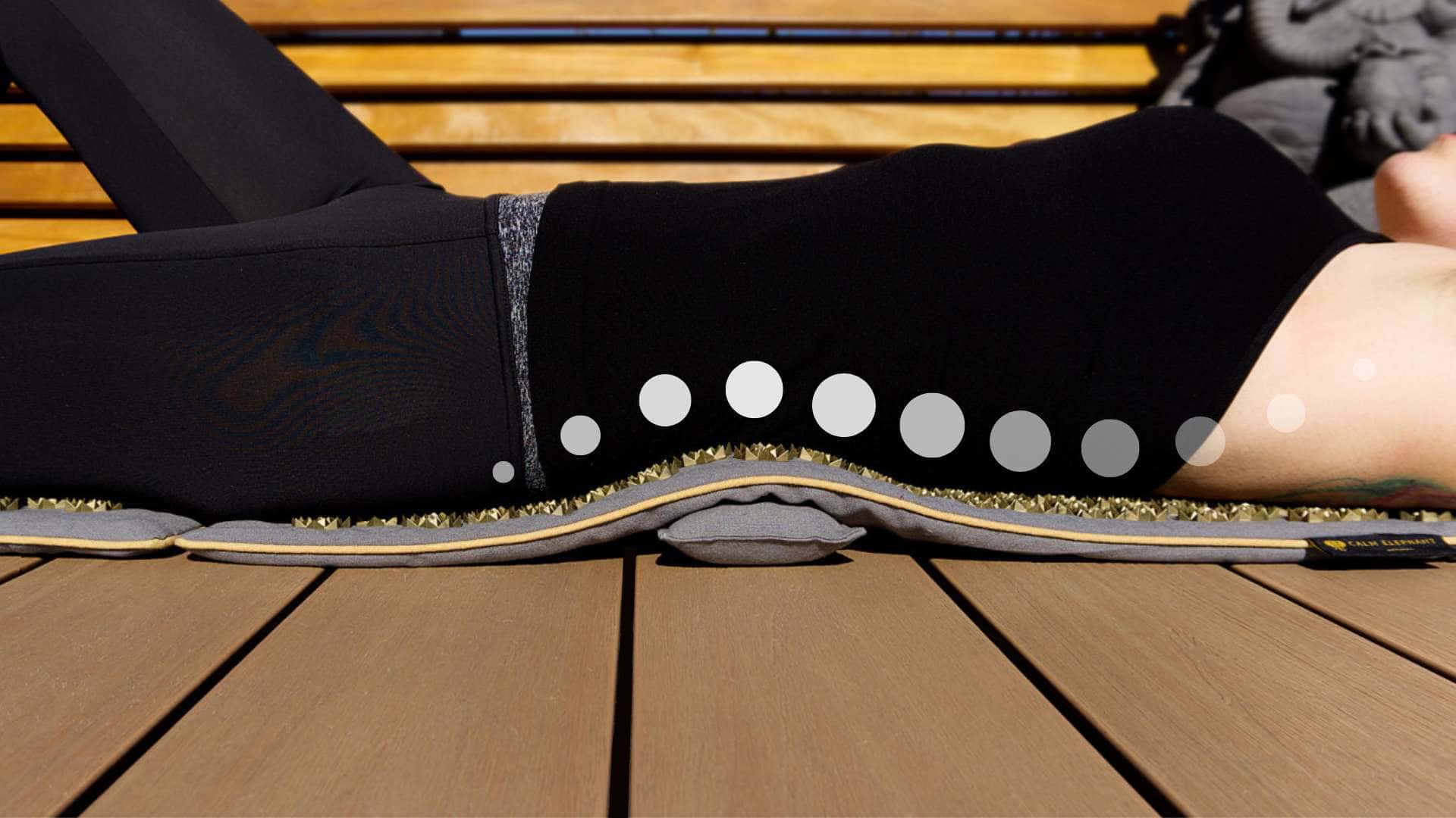 Das ergonomische Lendenkissen von CALM ELEPHANT intensiviert die Akupressur deines unteren Rückens