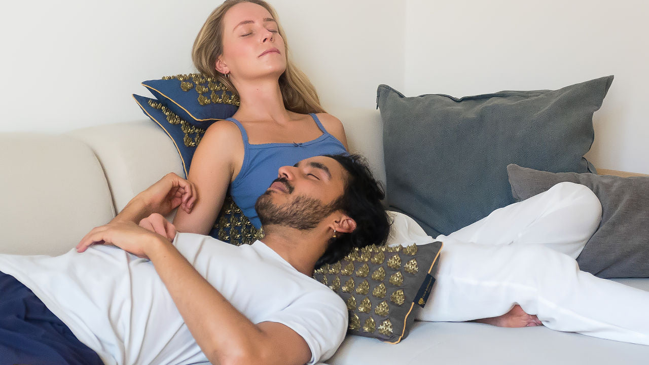 Faszienmassage für Rücken & Nacken: Faszienball, Faszienrolle oder Akupressurmatte?