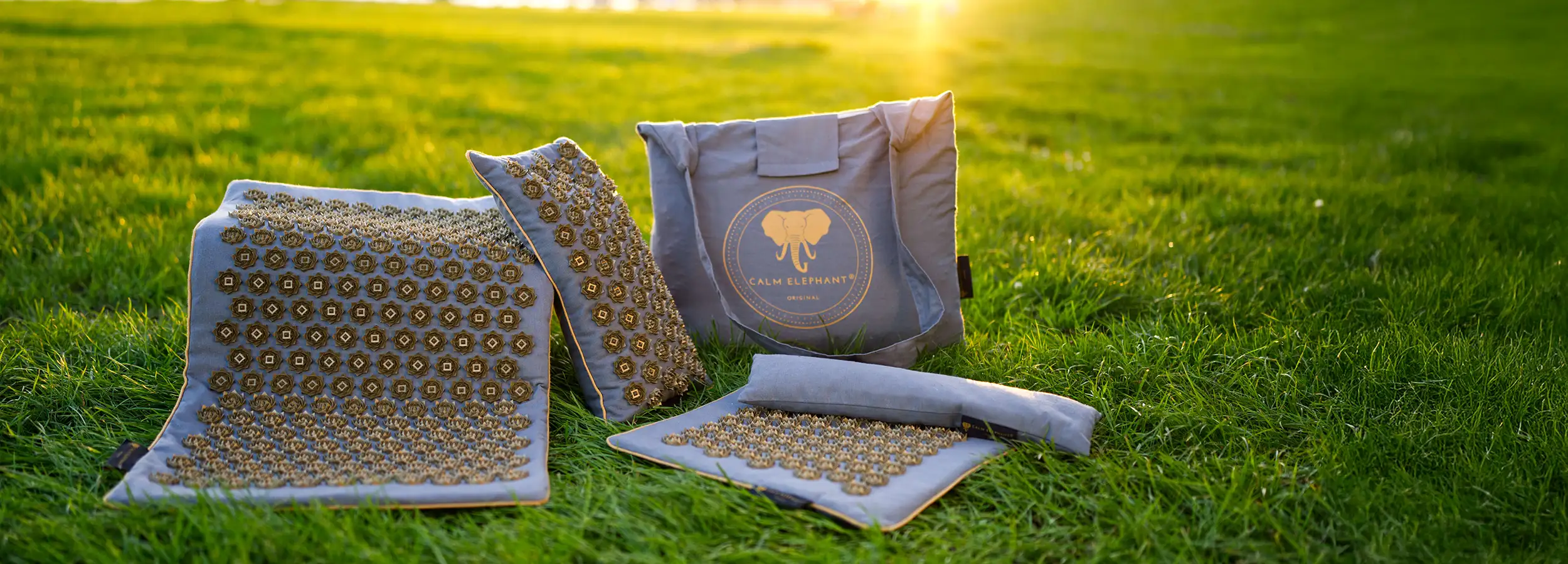 CALM ELEPHANT Akupressurmatte liegt auf einer Wiese - Die Akupressurmatten von CALM ELEPHANT werden aus natürlichen Materialien hergestellt und nachhaltig produziert.